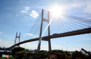 lai-xe-oto-chu-y-khi-đi-qua-cau-phu-my1