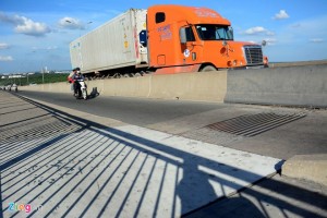 lai-xe-oto-chu-y-khi-đi-qua-cau-phu-my1