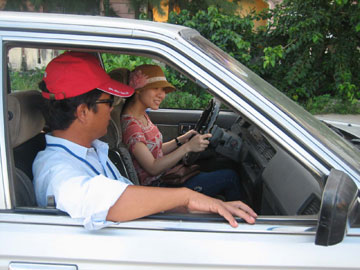 Học viên thực hành học lái xe ô tô tại trung tâm